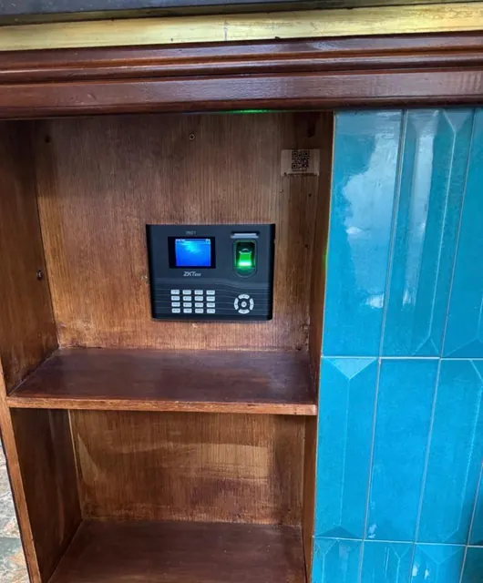 Pointeuse à empreinte intégrée dans un meuble d'accueil.