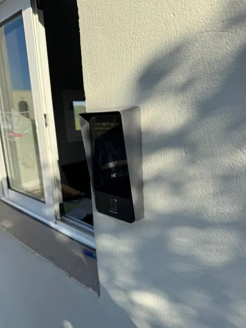 Terminal de contrôle d'accès installé en extérieur, à l'entrée d'un bâtiment.