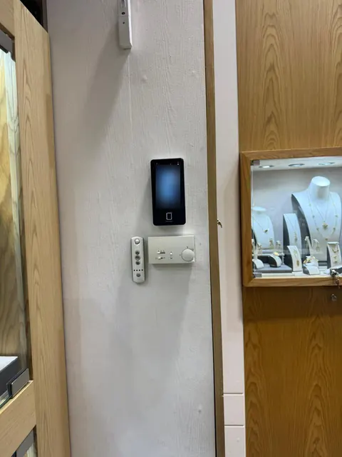 Terminal facial installé en boutique, à côté de la commande d'ouverture de la porte.