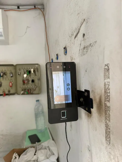 Terminal visage et empreinte fixé au mur d'un poste de garde.